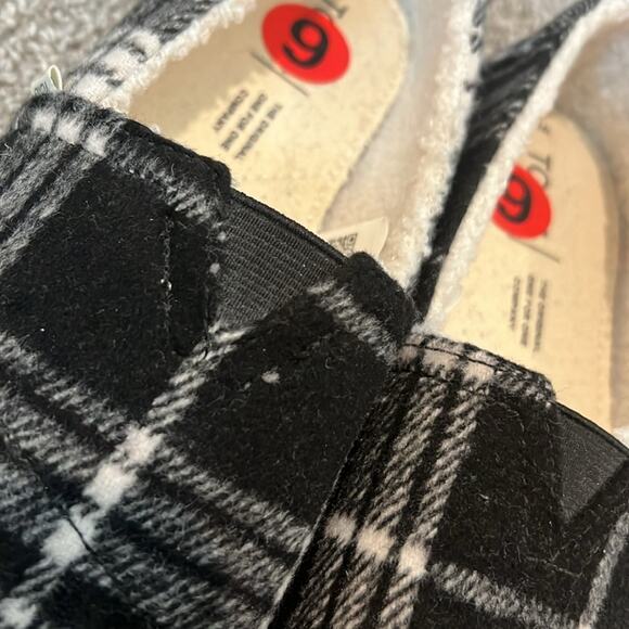 TOMS BLACK WHITE WOMENS FAUX SHEARLING SHOES Size 6 Belmont Slip‎ On Comfy Soft - Picture 15 of 16